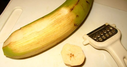 料理用バナナの皮をむく