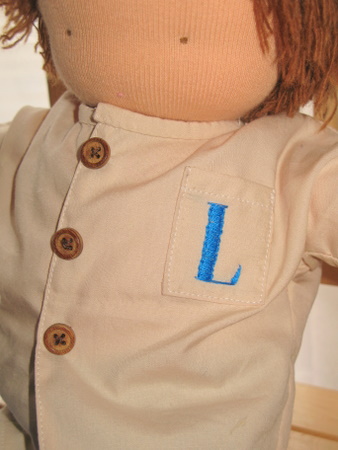 ウォルドルフ人形のレオンくん　ワンポイントイニシャル刺繍