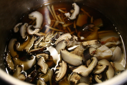 圧力鍋に貝の身、シイタケ、だし汁、生姜